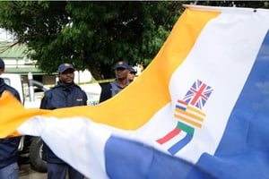 Des manifestants brandissent à Ventersdorp, en Afrique du Sud, le drapeau de l’époque de l’apartheid, le 6 avril 2010. © ALEXANDER JOE/AFP