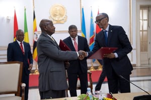Paul Kagame et Yoweri Museveni lors de la signature de leur accord, à Luanda, le 21 août. © DR