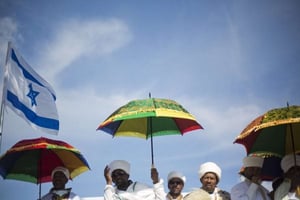 Des juifs éthiopiens priant à Jérusalem, en novembre 2018. © Ariel Schalit/AP/SIPA