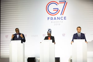 De g. à d. : Akinwumi Adesina (président de la BAD), l’artiste béninoise Angélique Kidjo et le président français Emmanuel Macron, lors d’une conférence de presse du G7 à Biarritz, le 25 août 2019. © Banque africaine de développement