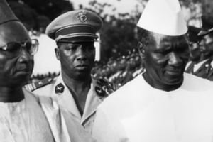 Dawda Jawara (g), premier président de la Gambie indépendante, reçoit son homologue guinéen Ahmed Sékou Touré à Banjul, en janvier 1960. © AFP