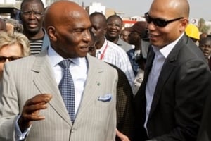 Abdoulaye Wade (g.) et son fils Karim © Youtube : Sol invictus