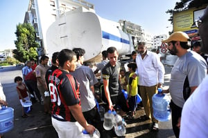 Des Tripolitains lors d’une distribution d’eau par camion-citerne, dans la capitale libyenne. © Jeroen Oerlemans/PANOS-REA
