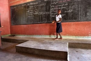 Une enfant dans une école de Kinshasa, le 2 novembre 2006 (photo d’illustration). © SCHALK VAN ZUYDAM/AP/SIPA