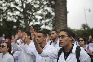Des employés du secteur médical public manifestent devant le ministère de la Santé, le 16 octobre 2017 à Rabat au Maroc. © Mosa’ab Elshamy/AP/SIPA