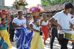 Des Afro-MexicaInes défilent en musique dans le village de Corralero. © Elodie Descamps