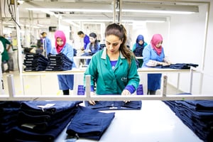 Atelier de fabrication de la société textile Sartex à Monastir © Thomas Imo/Photothek via Getty Images