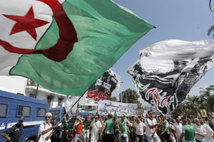 Des manifestants défilant dans les rues de la capitale Alger, vendredi 30 août 2019. © TOUFIK DOUDOU/AP/SIPA