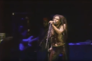 Bob Marley lors d’un grand concert donné en 1980 à Harare. © Youtube : Reaggeplayground