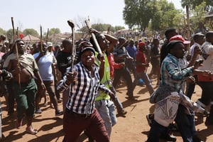 Des manifestants avec des armes de fortune à la main, dimanche 8 septembre 2019 à Johannesburg. © AP/SIPA