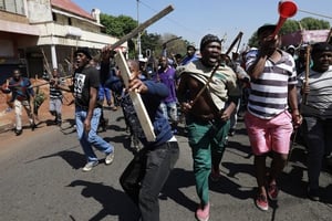 Des résidents protestent dans les rues de Johannesburg, le 8 septembre 2019. © AP/SIPA
