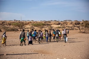 Le gouvernement rwandais se dit prêt à accueillir dans son centre de transit jusqu’à 30 000 Africains bloqués en Libye, mais uniquement par groupes de 500. © UNHCR