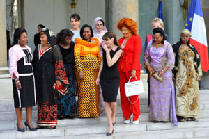 Sur le perron de l’Élysée, lors d’une rencontre entre Premières dames africaines autour de l’épouse du chef de l’État français d’alors, en juillet 2010. © REUTERS/Philippe Wojazer