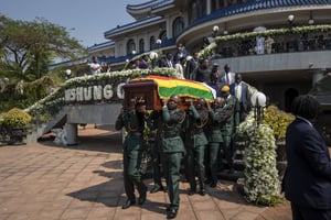 Le cercueil de l’ancien président, Robert Mugabe, porté par la garde présidentielle, le 13 septembre 2019. © AP Photo/Ben Curtis