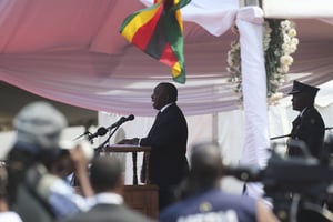 Le président sud-africain, Cyril Ramaphosa, a été hué lors de la cérémonie d’hommage à Robert Mugabe, le 14 septembre à Harare, suite aux violences xénophobes qui ont frappé son pays. © Tsvangirayi Mukwazhi/AP/SIPA