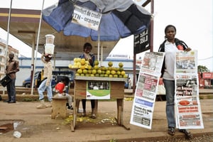 L’économie informelle au Cameroun avec deux vendeuses de rue