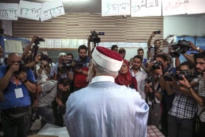 Abdelfattah Mourou, candidat d’Ennahdha, mettant son bulletin dans l’urne sous le regard des caméras, dimanche 15 septembre 2019 (image d’illustration). © Mosa’ab Elshamy/AP/SIPA