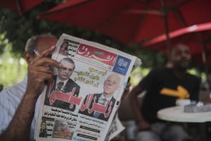 La une d’un journal tunisien, au lendemain du premier tour du scrutin présidentiel à l’issue duquel les résultats partiels donnaient Kaïs Saïed et Nabil Karoui en tête. © Mosa’ab Elshamy/AP/SIPA