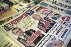 « Séisme politique », titrait lundi 16 septembre 2019 le quotidien arabophone Al Chourouk, au lendemain du premier tour de la présidentielle qui a vu les candidats Kaïs Saïed (à droite) et Nabil Karoui arriver en tête. © Mosa’ab Elshamy/AP/SIPA