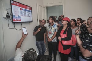 Des partisans du candidat indépendant Kaïs Saïed guettant l’annonce des résultats officiels du premier tour de l’élection présidentielle tunisienne, mardi 17 septembre 2019 à Tunis (image d’illustration). © Mosa’ab Elshamy/AP/SIPA