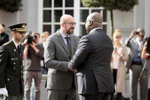 Le Premier ministre belge Charles Michel accueille son homologue congolais Félix Tshisekedi  sur la place Egmont à Bruxelles, le mardi 17 septembre 2009 © AP Photo/Virginia Mayo