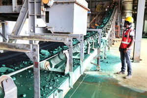 Usine de première transformation, à Lubumbashi. Le minerai sera ensuite raffiné en Chine. © SAMIR TOUNSI/AFP