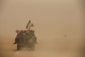 Un convoi de l’armée malienne roule à travers le sable dans le désert entre Gao et Anefis, en juillet 2013 (photo d’illustration). © Rebecca Blackwell/AP/Sipa