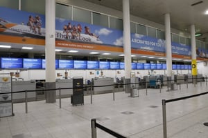 Bureau d’enregistrement vide du voyagiste Thomas Cook, à l’aéroport de Gatwick, Angleterre, le lundi 23 septembre 2019. © Alastair Grant/AP/SIPA
