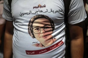 « Libérez Hajar », est-il écrit sur ce t-shirt arboré par un journaliste lors d’une manifestation de soutien à sa consoeur Hajar Raïssouni, emprisonné depuis fin août au Maroc pour avortement illégal. © Mosa’ab Elshamy/AP/SIPA