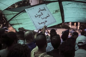 « Libérez Hajar » et « L’avortement de nos libertés par l’Etat est un crime », est-il écrit en arabe sur cette pancarte, brandie au cours d’une manifestation de soutien à Hajar Raïssouni, jeune femme emprisonnée pour « avortement illégal », lundi 9 septembre 2019 à Rabat. © Mosa’ab Elshamy/AP/SIPA
