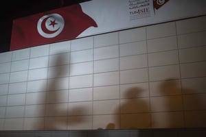 Des ombres sur le mur de l’Instance supérieure indépendante pour les élections (Isie), dimanche 15 septembre 2019 à Tunis. © Mosa’ab Elshamy/AP/SIPA