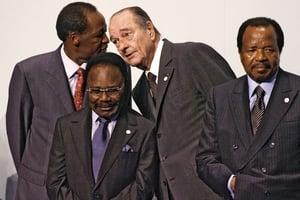Le président français Jacques Chirac (en haut à droite), à côté de Blaise Compaoré et au-dessus d’Omar Bongo Ondimba (bas à gauche) et de Paul Biya, en février 2007 lors du sommet France-Afrique à Cannes. © LIONEL CIRONNEAU/AP/SIPA