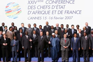 Le président français Jacques Chirac avec de nombreux dirigeants africains lors du 24e sommet Afrique-France, en février 2015. © Patrick Kovarik / AP SIPA