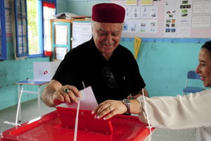 Un électeur plaçant son bulletin dans l’urne à La Marsa, près de Tunis, à l’occasion du premier tour de l’élection présidentielle, dimanche 15 septembre 2019 (image d’illustration). © Hassene Dridi/AP/SIPA