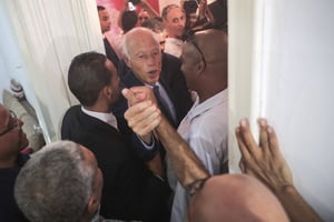 Kaïs Saïed saluant ses supporteurs à son quartier général à Tunis, mardi 17 septembre 2019 après la proclamation officielle des résultats le donnant en tête du premier tour de l’élection présidentielle. © Mosa’ab Elshamy/AP/SIPA