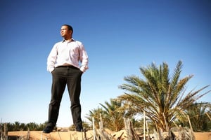 Hadj Khelil sur un site de production de dattes fraîches biologiques, en Algérie, dans le désert du Sahara. © Raphael Demaret/REA