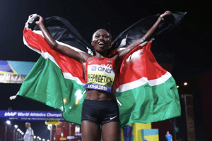 La Kényane Ruth Chepngetich célèbre sa victoire au marathon des Mondiaux d’athlétisme à Doha, le 27 septembre 2019. © MUSTAFA ABUMUNES/ AFP