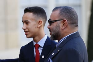 Le roi Mohammed VI et son fils, le prince hériter Moulay El Hassan, le 12 décembre 2017 à Paris (image d’illustration). © Francois Mori/AP/SIPA