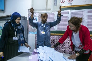 Des agents de l’Isie commençant à compter les bulletins après les élections législatives du dimanche 6 octobre (image d’illustration). © Riadh Dridi/AP/SIPA
