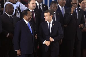 Paul Biya et Emmanuel Macron, lors du sommet Europe-Afrique à Abidjan, le 29 novembre 2017. © Diomande Ble Blonde/AP/SIPA