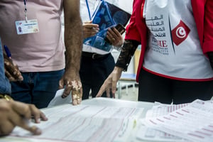 Des agents de l’Isie dans un bureau de vote, le soir des élections législatives du dimanche 6 octobre (image d’illustration). © Riadh Dridi/AP/SIPA