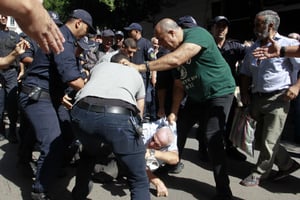 Arrestation policière dans la manifestation du 8 octobre 2019 à Alger.