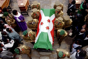 Le cercueil du président burundais  of Burundi, is carried.. The coffin containing the body of assasinated President S.E.  à la la cathédrale de Bujumbura, le 6 décembre 1993. © Reuters
