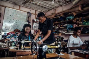 Au Nigeria, dans l’atelier d’un tailleur aidé par l’organisme Bayelsa state Microfinance and Enterprise Development Agency. (Photo d’illustration) © KC Nwakalor for TAR