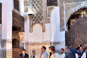Mohammed VI visitant une école coranique, à Fès, en mai 2017 (image d’illustration). © AFP