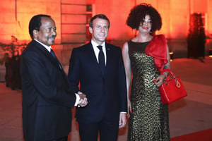 Le couple présidentiel camerounais, avec Emmanuel Macron, à Lyon, le 9 octobre. © Laurent Cipriani/AP/SIPA