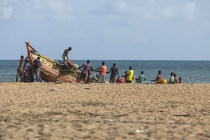 Chantier de la route des peches sur le littoral beninois entre Cotonou et Ouidah, en novembre 2017. © Jacques Torregano pour JA