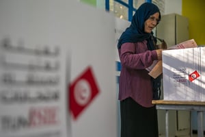 Une électrice plaçant son bulletin dans l’urne lors du scrutin législatif tunisien, dimanche 6 octobre 2019 (image d’illustration). © Riadh Dridi/AP/SIPA