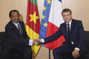 Paul Biya et Emmanuel Macron, le 10 octobre 2019 à Lyon. © Laurent Cipriani/AP/SIPA