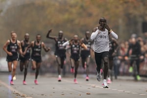 Le champion olympique Eliud Kipchoge, sur le point de franchir la ligne d’arrivée du marathon INEOS à Vienne (Autriche) en 1 heure 59 minutes et 40 secondes. © Jed Leicester/AP/SIPA